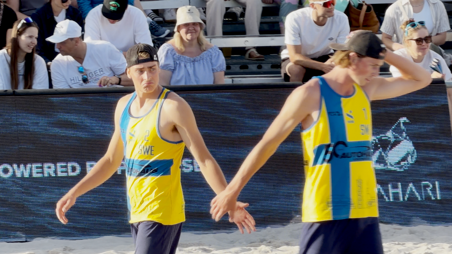 Jacob Hölting Nilsson and Elmer Andersson playing on the beach volleyball court